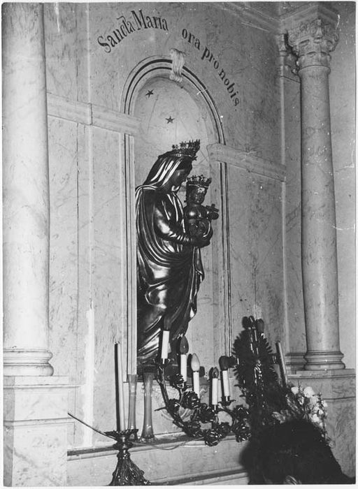 autel latéral, statue : Vierge à l’Enfant