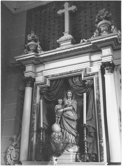 autel latéral, retable de la Vierge