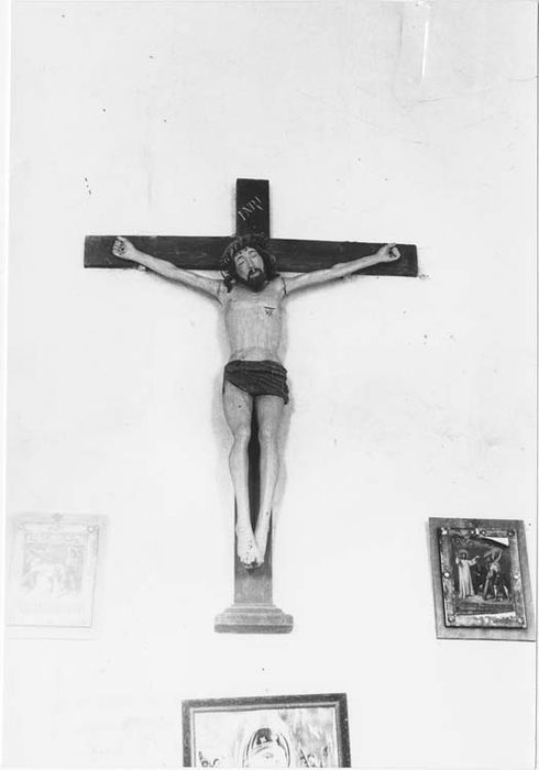 statue : Christ en croix