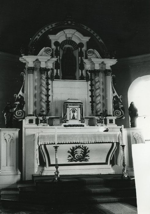autel (maître-autel), tabernacle, retable, statues : Sacré-Coeur, Saints non identifiés