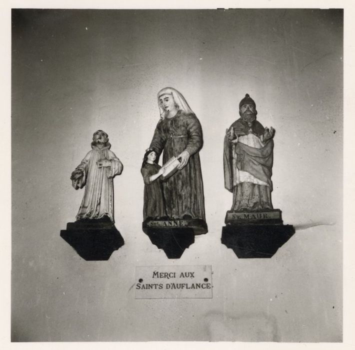 statues : Saint Bernard, saint Maur ; groupe sculpté : Éducation de la Vierge