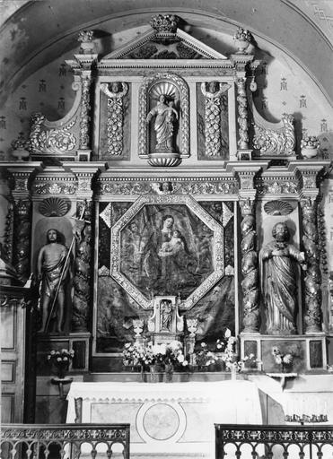 Retable, tableau, statues (2), groupe sculpté : Vierge du Rosaire, Saint Jean-Baptiste (à droite), Saint Joseph (à gauche), Vierge à l'Enfant (fronton), retable architecturé orné de rinceaux, chutes de fleurs, corbeilles et vases remplis de fleurs et de fruits, bois sculpté, peint, doré, huile sur toile