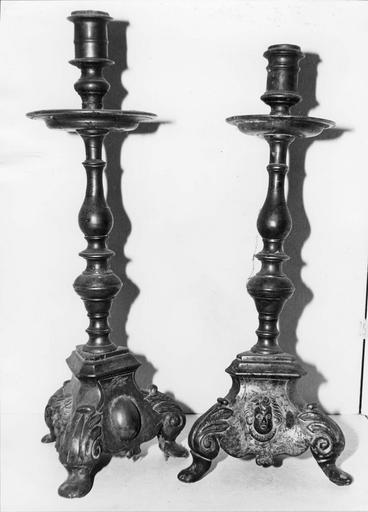 Deux chandeliers de forme balustre aux socles ornés de mascarons, cartouches et palmettes, bronze