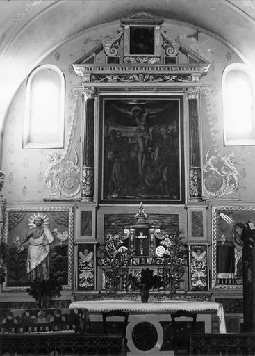 Retable, tableau, bas-reliefs (2) : Christ en croix avec saint Michel et un saint évêque, Saint Pierre, Sainte Marie-Madeleine, retable architecturé à une seule travée, au décor sculpté de chérubins et rinceaux végétaux, bois sculpté, peint, doré, huile sur toile