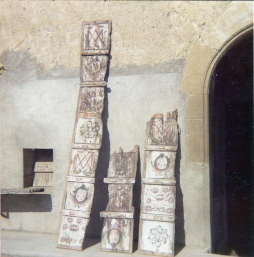 Plafond : détail de trois planches de bois à décor de chérubins, monogramme marial et fleurs