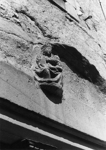 Bas-relief : La Vierge allaitant l'Enfant Jésus, pierre sculptée (vue de trois-quart) - © Ministère de la Culture (France), Médiathèque du patrimoine et de la photographie (objets mobiliers), tous droits réservés