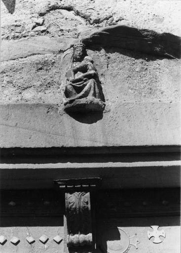 Bas-relief : La Vierge allaitant l'Enfant Jésus, pierre sculptée - © Ministère de la Culture (France), Médiathèque du patrimoine et de la photographie (objets mobiliers), tous droits réservés