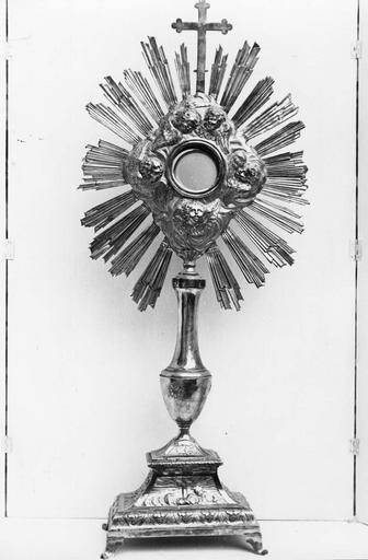 Ostensoir au décor formé par des chérubins sortant d'une nuée rayonnante, socle orné de grappes de raisin et d'épis de blé, argent doré - © Ministère de la Culture (France), Médiathèque du patrimoine et de la photographie (objets mobiliers), tous droits réservés