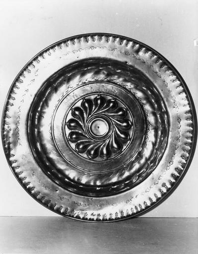 Plat à quêter au motif central représentant une grosse fleur stylisée entourée de frises de motifs végétaux, cuivre - © Ministère de la Culture (France), Médiathèque du patrimoine et de la photographie (objets mobiliers), tous droits réservés