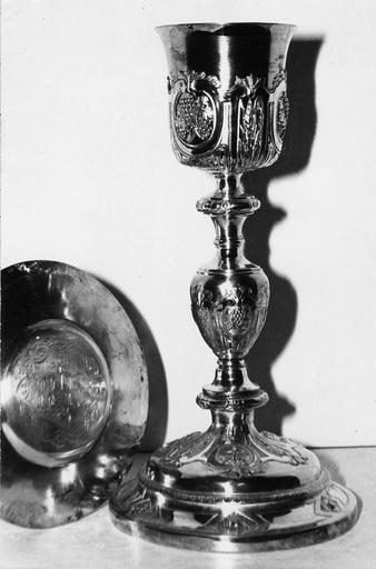Calice avec fausse coupe dorée à médaillons avec des rinceaux de vigne, et sa patène gravée du monogramme IHS et de la couronne d'épines, argent et argent doré - © Ministère de la Culture (France), Médiathèque du patrimoine et de la photographie (objets mobiliers), tous droits réservés