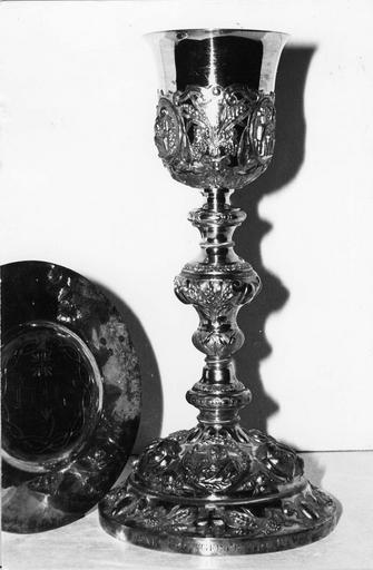 Calice à médaillons ornés de scènes figuratives, et sa patène gravée du monogramme IHS et de la couronne d'épines, argent doré - © Ministère de la Culture (France), Médiathèque du patrimoine et de la photographie (objets mobiliers), tous droits réservés