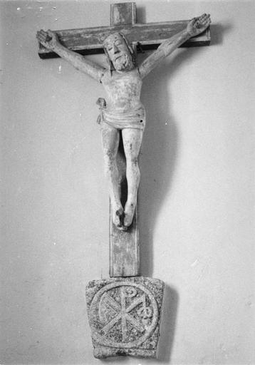 Statue : Christ en croix placé au dessus d'une pierre taillée du chrisme, bois sculpté, peint, pierre taillée - © Ministère de la Culture (France), Médiathèque du patrimoine et de la photographie (objets mobiliers), tous droits réservés