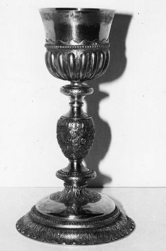 Calice à fausse coupe ornée godrons, noeud à décor d'entrelacs et de motifs végétaux, argent doré - © Ministère de la Culture (France), Médiathèque du patrimoine et de la photographie (objets mobiliers), tous droits réservés