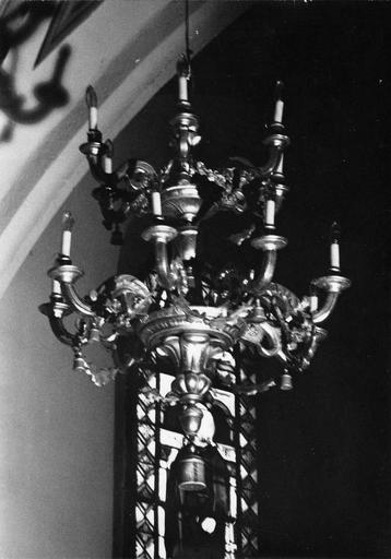 Lustre à deux niveaux de lumières, branches en forme de rinceaux végétaux, décor de guirlandes de fleurs et glands de passementerie, bois sculpté, doré - © Ministère de la Culture (France), Médiathèque du patrimoine et de la photographie (objets mobiliers), tous droits réservés