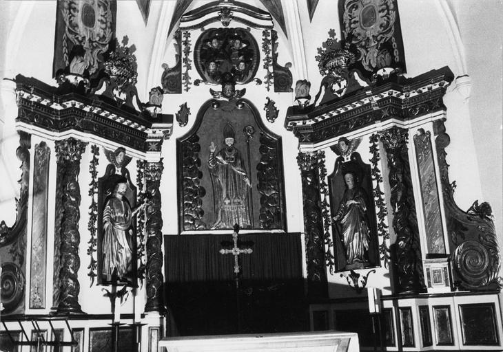Retable, statues (2), demi-relief : Saint Pierre, Saint Paul (classé en tant que sainte Catherine), Saint Germier évêque, retable architecturé à 3 travées, bois sculpté, peint, doré - © Ministère de la Culture (France), Médiathèque du patrimoine et de la photographie (objets mobiliers), tous droits réservés