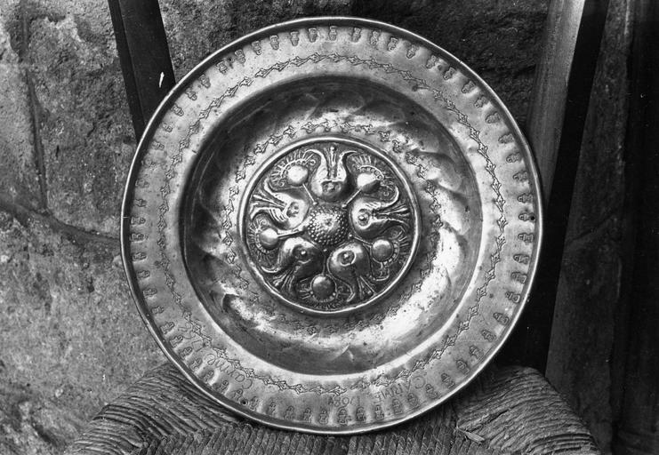 Plat à quêter au motif central formé par des grenades et des fleurs stylisées, entouré de frises de motifs végétaux, avec une inscription sur le marli 'Carme 1768', cuivre - © Ministère de la Culture (France), Médiathèque du patrimoine et de la photographie (objets mobiliers), tous droits réservés