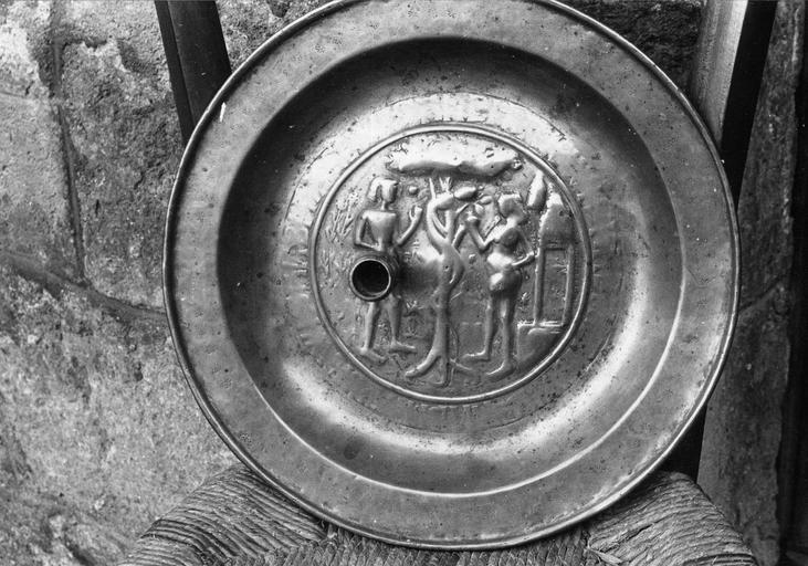 Plat à quêter dont le motif central représente Adam et Eve mangeant le fruit défendu, présence d'un emplacement pour cierge sur le marli, cuivre - © Ministère de la Culture (France), Médiathèque du patrimoine et de la photographie (objets mobiliers), tous droits réservés