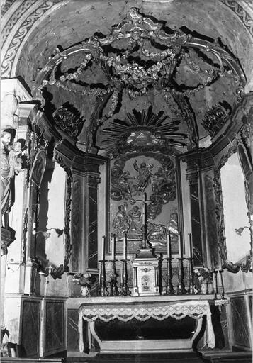 Retable, bas-relief : La transfiguration, retable architecturé surmonté d'un dais d'autel, formé de volutes et de guirlandes de fleurs, bois sculpté, doré - © Ministère de la Culture (France), Médiathèque du patrimoine et de la photographie (objets mobiliers), tous droits réservés