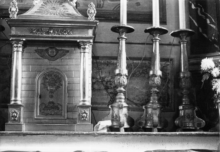 Tabernacle architecturé et trois chandeliers d'autel décorés de volutes et de motifs végétaux, bois sculpté,                                                  doré