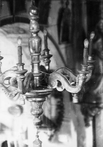 Lustre à 6 branches en forme de volutes, décor de guirlandes de fleurs et de glands de passementerie, bois sculpté, doré - © Ministère de la Culture (France), Médiathèque du patrimoine et de la photographie (objets mobiliers), tous droits réservés