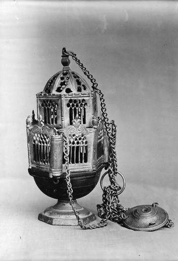 Encensoir en forme d'édifice religieux à coupole, décor de fleurs de lys, cuivre - © Ministère de la Culture (France), Médiathèque du patrimoine et de la photographie (objets mobiliers), tous droits réservés