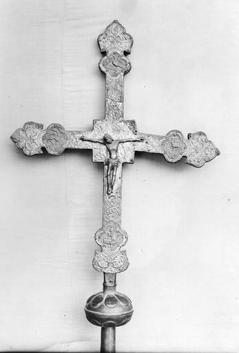 Croix de procession aux branches terminées par des fleurs de lys précédées de médaillons quadrilobés à l'effigie des symboles des évangélistes, ensemble orné de rinceaux végétaux, cuivre sur âme de bois (avers) - © Ministère de la Culture (France), Médiathèque du patrimoine et de la photographie (objets mobiliers), tous droits réservés