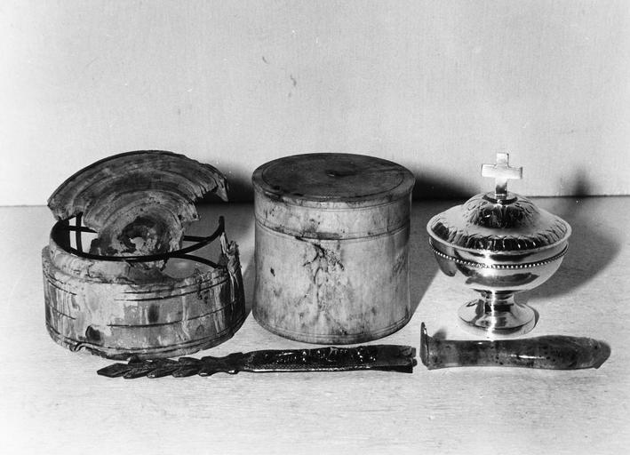 Deux boîtes cylindriques en ivoire, un ciboire sans tige décoré d'une frise de perles et de motifs de feuilles, flacon en verre et fragment d'objet en métal
