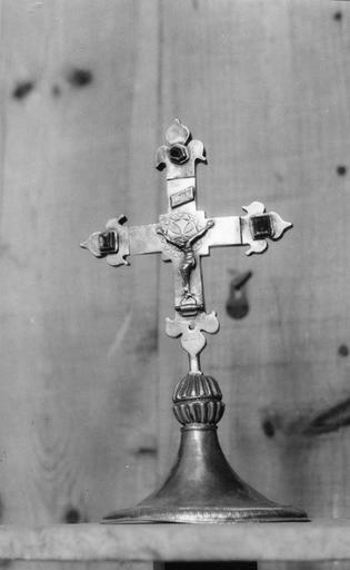 Croix d'autel en argent ornée de gemmes, socle en cuivre argenté des années 1600 (avers)