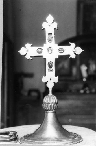 Croix d'autel en argent ornée de gemmes, socle en cuivre argenté des années 1600 (revers)