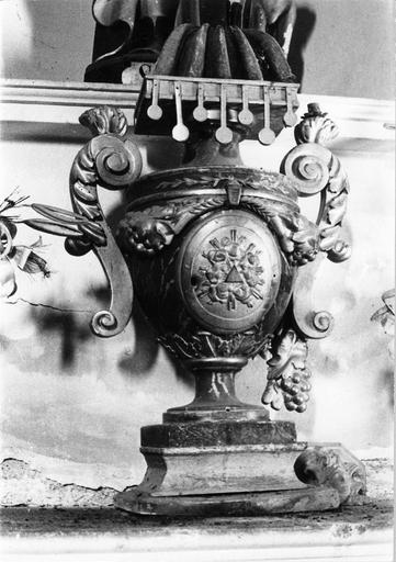 Tabernacle en forme de vase sculpté de grappes de raisin et épis de blé, aux anses en forme de volutes surmontées chacune par un binet, le col est fermé par le Livre au 7 Sceaux, bois sculpté, peint, doré - © Ministère de la Culture (France), Médiathèque du patrimoine et de la photographie (objets mobiliers), tous droits réservés