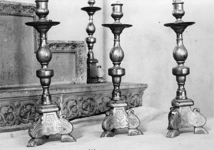 Quatre chandeliers, d'un ensemble de six, de forme balustre, aux socles gravés d'éléments végétaux et aux pieds griffes stylisés, bois tourné taillé, gravé, doré - © Ministère de la Culture (France), Médiathèque du patrimoine et de la photographie (objets mobiliers), tous droits réservés