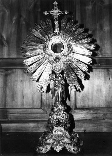 Ostensoir dont la tige est remplacée par une statuette d'ange juché sur un roc, socle formé par de grosses volutes, argent doré - © Ministère de la Culture (France), Médiathèque du patrimoine et de la photographie (objets mobiliers), tous droits réservés