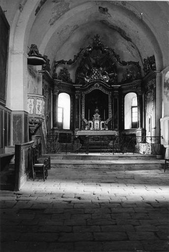 Autel, tabernacle, retable architecturé, dais d'autel et clôture de choeur, bois sculpté, peint, doré, fer forgé