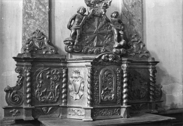 Tabernacle architecturé, surmonté d'une exposition encadrée par deux anges, décor sculpté de cartouches, coquilles et motifs rocailles, bois sculpté, doré - © Ministère de la Culture (France), Médiathèque du patrimoine et de la photographie (objets mobiliers), tous droits réservés