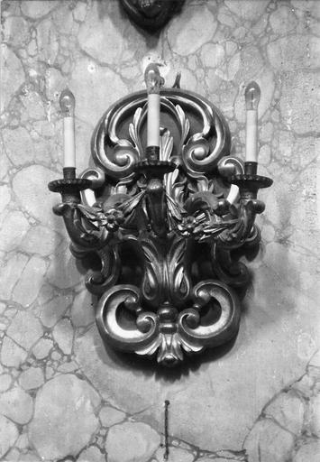 Luminaire d'applique à trois bras de lumière, d'un ensemble de sept, à décor sculpté de volutes et guirlandes de fleurs, bois sculpté, peint, doré