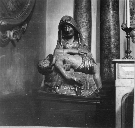 Groupe sculpté : Vierge de Pitié, bois sculpté, peint, doré - © Ministère de la Culture (France), Médiathèque du patrimoine et de la photographie (objets mobiliers), tous droits réservés