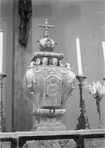 Tabernacle en forme d'urne ornée de feuilles d'acanthe, têtes d'angelots et surmonté d'une croix, bois sculpté, peint, doré