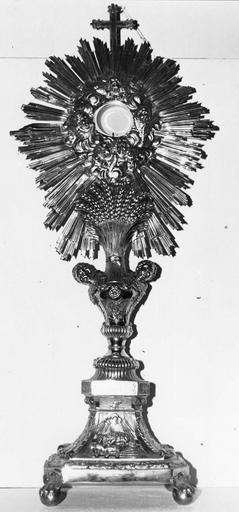 Ostensoir à la tige formée par une gerbe d'épis de blé, au noeud décoré d'un pied de vigne, chérubins, motifs végétaux, argent doré - © Ministère de la Culture (France), Médiathèque du patrimoine et de la photographie (objets mobiliers), tous droits réservés