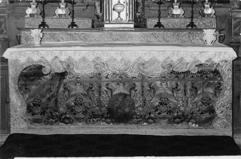 Antependium à décor de vases fleuris, fruits et rinceaux végétaux, présentant en son centre un médaillon représentant le reniement de saint Pierre, cuir gaufré, peint, doré - © Ministère de la Culture (France), Médiathèque du patrimoine et de la photographie (objets mobiliers), tous droits réservés