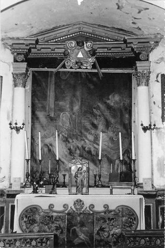 Retable, tableau : La Déploration, retable architecturé à fronton triangulaire, huile sur toile, bois taillé, peint, doré - © Ministère de la Culture (France), Médiathèque du patrimoine et de la photographie (objets mobiliers), tous droits réservés
