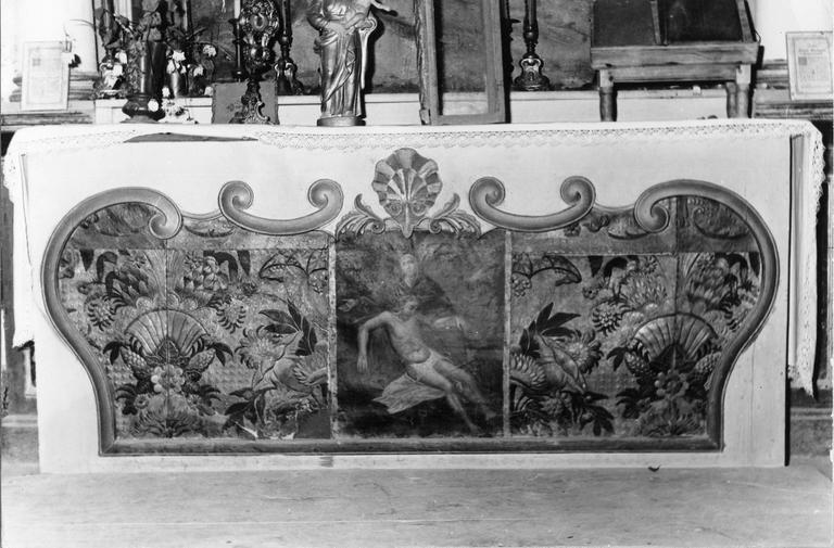 Antependium à décor de bouquets de végétaux en cuir gaufré, doré et peint encadrant un tableau représentant une Vierge de Pitié à l'huile sur toile - © Ministère de la Culture (France), Médiathèque du patrimoine et de la photographie (objets mobiliers), tous droits réservés