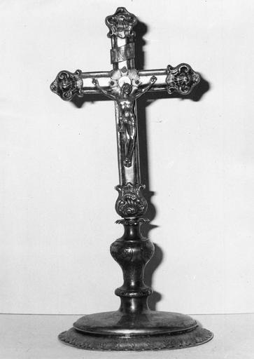 Croix d'autel aux branches terminées par des coquilles, noeud orné de volutes et fleurettes, argent - © Ministère de la Culture (France), Médiathèque du patrimoine et de la photographie (objets mobiliers), tous droits réservés