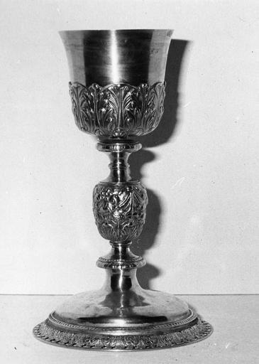Calice à fausse coupe orné d'une frise mêlant feuilles d'acanthe et feuilles d'eau, noeud orné de guirlandes de fruits et rubans, argent doré - © Ministère de la Culture (France), Médiathèque du patrimoine et de la photographie (objets mobiliers), tous droits réservés