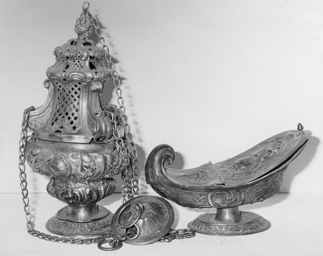 Encensoir et navette à encens ornés de grosses volutes, de cartouches, coquilles et autres motifs rocaille, métal argenté - © Ministère de la Culture (France), Médiathèque du patrimoine et de la photographie (objets mobiliers), tous droits réservés