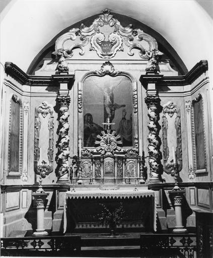 Retable, tableaux (3) : La Crucifixion, Saint Pierre, Saint Paul, retable architecturé au fronton chantourné sculpté de volutes et à la corniche agrémentée de deux statues d'anges adorateurs, huile sur toile, bois sculpté, peint, doré - © Ministère de la Culture (France), Médiathèque du patrimoine et de la photographie (objets mobiliers), tous droits réservés