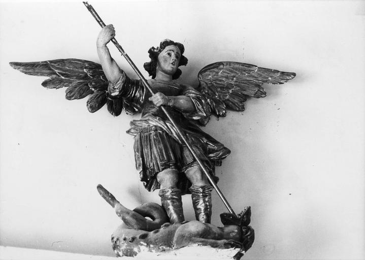 Groupe sculpté : Saint Michel terrassant le dragon, bois sculpté, peint et doré