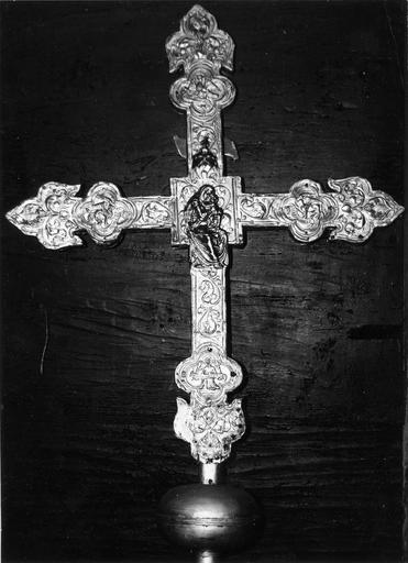 Croix de procession aux branches fleurdelisées agrémentées de motifs quadrilobes renfermant les symboles des évangélistes, au centre de la croix, une Vierge à l'Enfant en relief, décor de rinceaux végétaux, cuivre sur âme de bois (revers) - © Ministère de la Culture (France), Médiathèque du patrimoine et de la photographie (objets mobiliers), tous droits réservés