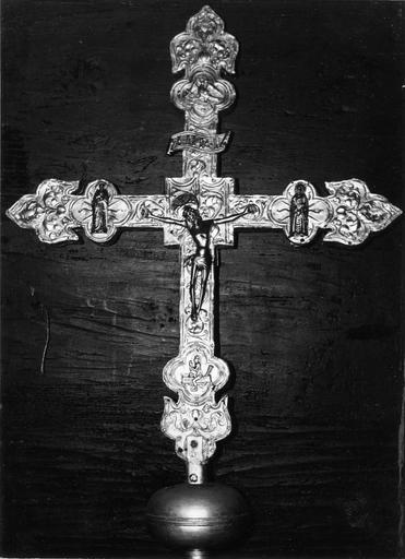 Croix de procession aux branches fleurdelisées agrémentées de motifs quadrilobes renfermant les symboles des évangélistes, décor de rinceaux végétaux, cuivre sur âme de bois (avers) - © Ministère de la Culture (France), Médiathèque du patrimoine et de la photographie (objets mobiliers), tous droits réservés