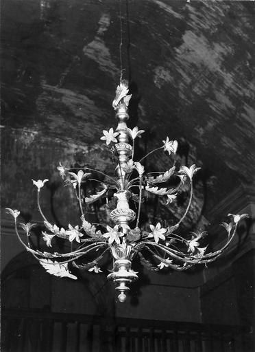 Lustre à deux niveaux de lumières, composé de branches fleuris, métal doré - © Ministère de la Culture (France), Médiathèque du patrimoine et de la photographie (objets mobiliers), tous droits réservés