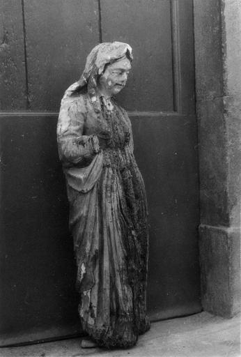 Statue : considérée comme la Vierge, dissimulée dans une statue en plâtre de la Vierge, bois sculpté (côté droit)
